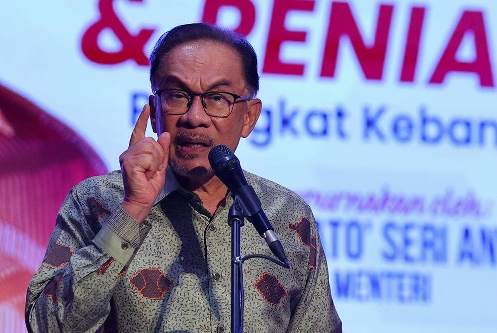 Anwar ketika berucap pada Majlis Perasmian Konvensyen Hari Penjaja dan Peniaga Kecil Peringkat Kebangsaan 2022 (HPPK2022) di Pusat Konvensyen Antarabangsa Putrajaya (PICC) pada Khamis. Foto Bernama