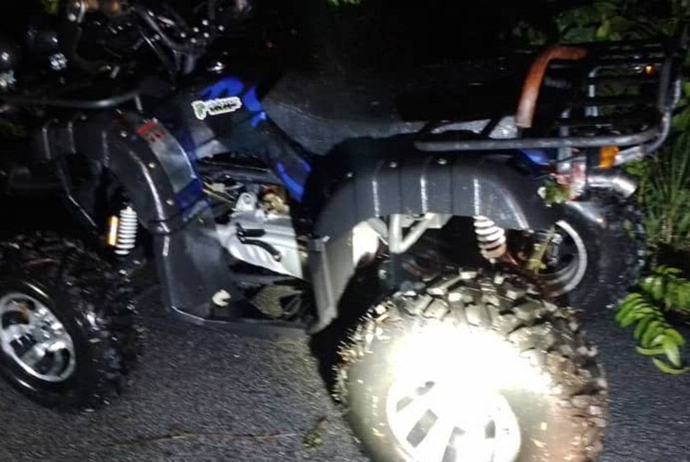 Kenderaan ATV yang terlibat dalam kemalangan di Kampung Seri Gambut Pontian. - Foto JBPM