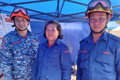 Jeremy(kanan) bersama rakan setugas di tragedi tanah runtuh di tapak perkhemahan Hilltop di Father's Organic Farm, Jalan Genting- Batang Kali di sini.