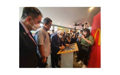 Yang di-Pertua Negeri Pulau Pinang, Tun Ahmad Fuzi Abdul Razak menurunkan tandatangan pada plak sempena merasmikan Restoran Pandu Lalu McDonald’s Batu Kawan, pada Selasa.