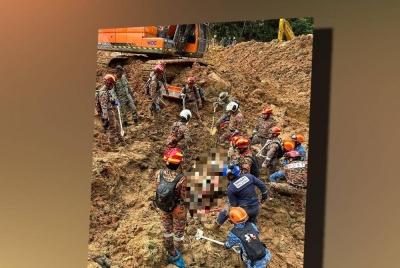 Empat mayat tragedi tanah runtuh di Batang Kali yang ditemukan pada Khamis dijumpai hasil kerja pengorekan ekskavator sebelum dibantu K9. - Foto Bomba Selangor