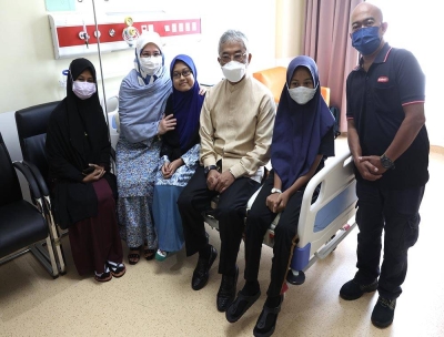 Al-Sultan Abdullah Ri'ayatuddin Al-Mustafa Billah Shah (tiga dan kanan) dan Tunku Hajah Azizah Aminah Maimunah Iskandariah (dua dari kiri) berkenan bergambar bersama ahli keluarga pesakit kanser kanak-kanak, Mya Zara Damia Faizal (tiga dari kiri) ketika berangkat ke Hospital Pakar Kanak-Kanak Universiti Kebangsaan Malaysia (UKM) Cheras pada Rabu. - Foto Bernama
