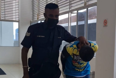 Muhammad Amirul (kanan) dibawa ke Mahkamah Sesyen Shah Alam pada Khamis, bagi menghadapi pertuduhan merogol kanak-kanak perempuan berusia 12 tahun, tahun lalu.