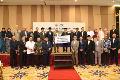 Mohd Na'im (sembilan dari kanan) dan Abdul Aziz (sembilan dari kiri) bergambar bersama pembayar zakat perniagaan pada Khamis.- FOTO SINAR HARIAN/RAFEQ REDZUAN