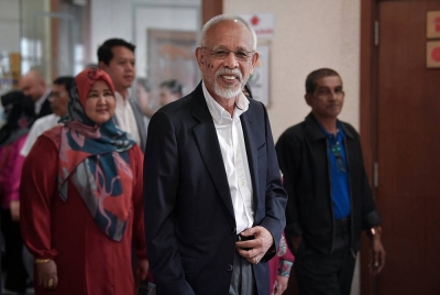 Shahrir keluar dari Kompleks Mahkamah Kuala Lumpur selepas perbicaraan kesnya di Mahkamah Tinggi pada Khamis. - Foto: Bernama