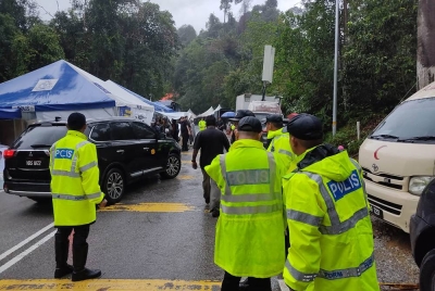 Operasi SAR telah dihentikan sementara pada jam 4.30 petang Khamis akibat hujan lebat.