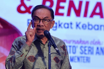 Anwar ketika berucap pada Majlis Perasmian Konvensyen Hari Penjaja dan Peniaga Kecil Peringkat Kebangsaan 2022 (HPPK2022) di Pusat Konvensyen Antarabangsa Putrajaya (PICC) pada Khamis. Foto Bernama