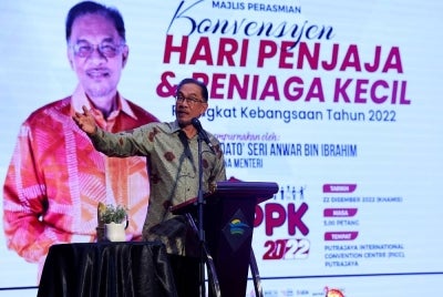 Anwar ketika berucap pada Majlis Perasmian Konvensyen Hari Penjaja dan Peniaga Kecil Peringkat Kebangsaan 2022 (HPPK2022) di Pusat Konvensyen Antarabangsa Putrajaya (PICC) pada Khamis. - Foto Bernama