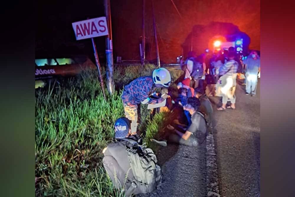 Anggota bomba memberi rawatan awal kepada mangsa. - Foto Bomba Perak