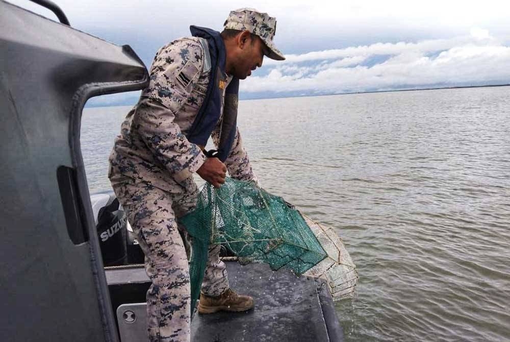Anggota Zon Maritim Kuala Kedah merampas bubu naga yang dipasang di sekitar perairan Yan pada Khamis.