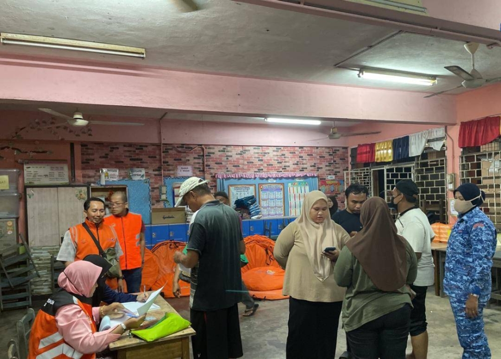 Antara mangsa yang dipindahkan ke PPS di Selangor.