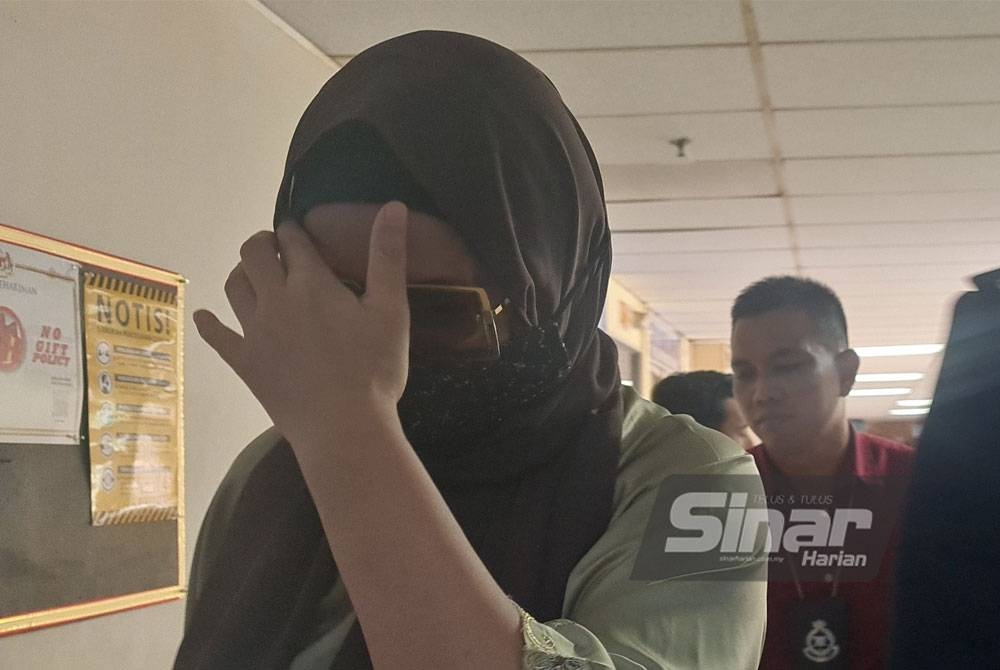 Norhayati Maslinda hadir di Mahkamah Majistret Ampang pada Jumaat, bagi menghadapi pertuduhan kes cubaan memperdaya rakan penyanyi rock terkenal tanah air, Datuk Awie berhubung konsert palsu, Oktober lalu.