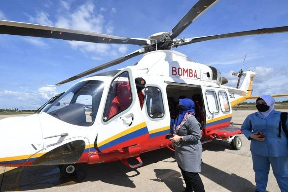 JBPM menggerakkan dua helikopter miliknya ke kawasan yang terputus hubungan akibat banjir di Pantai Timur. - Foto Bernama