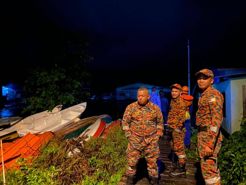 Pasukan bomba membuat pemantauan di kawasan rumah yang roboh.