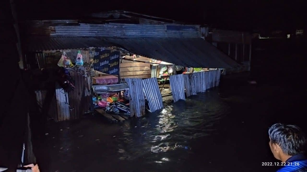 Rumah yang roboh akibat dipukul ombak dan angin kencang di Kampung Tanjung Aru, Kota Kinabalu.