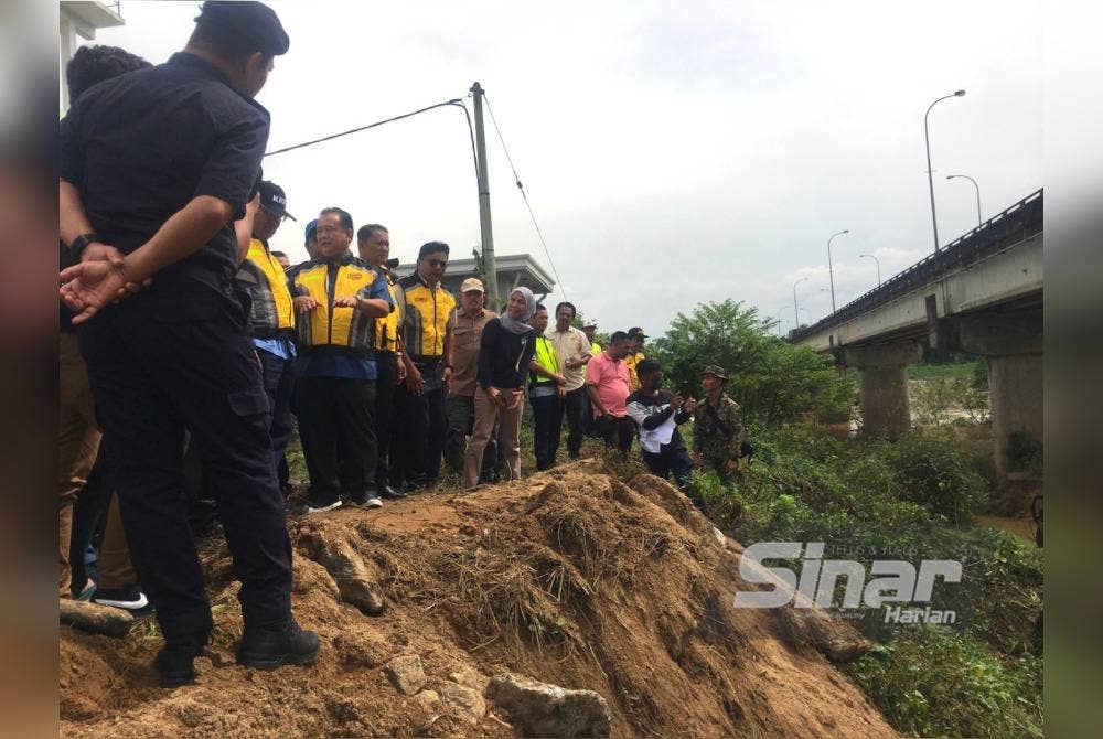 Nanta (tiga, kiri) ketika melawat ke lokasi cerun runtuh di bawah Jambatan Kusial, Tanah Merah.