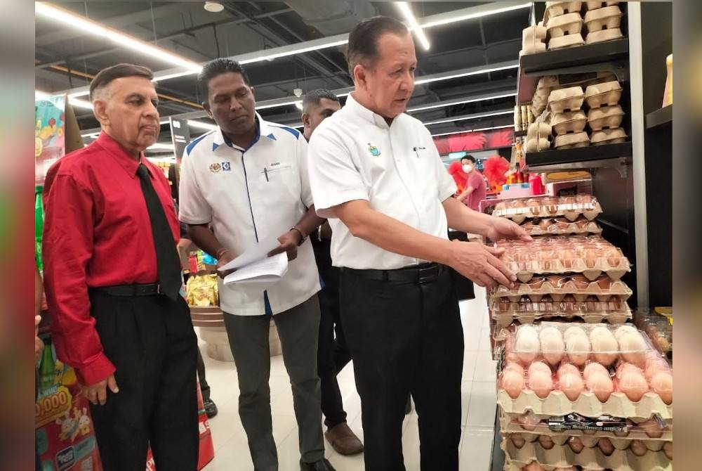 Abdul Halim (kanan) dan Jegan (tengah) meninjau pelaksanaan Skim Harga Maksimum Musim Perayaan Krismas 2022 Pulau Pinang pada Jumaat.