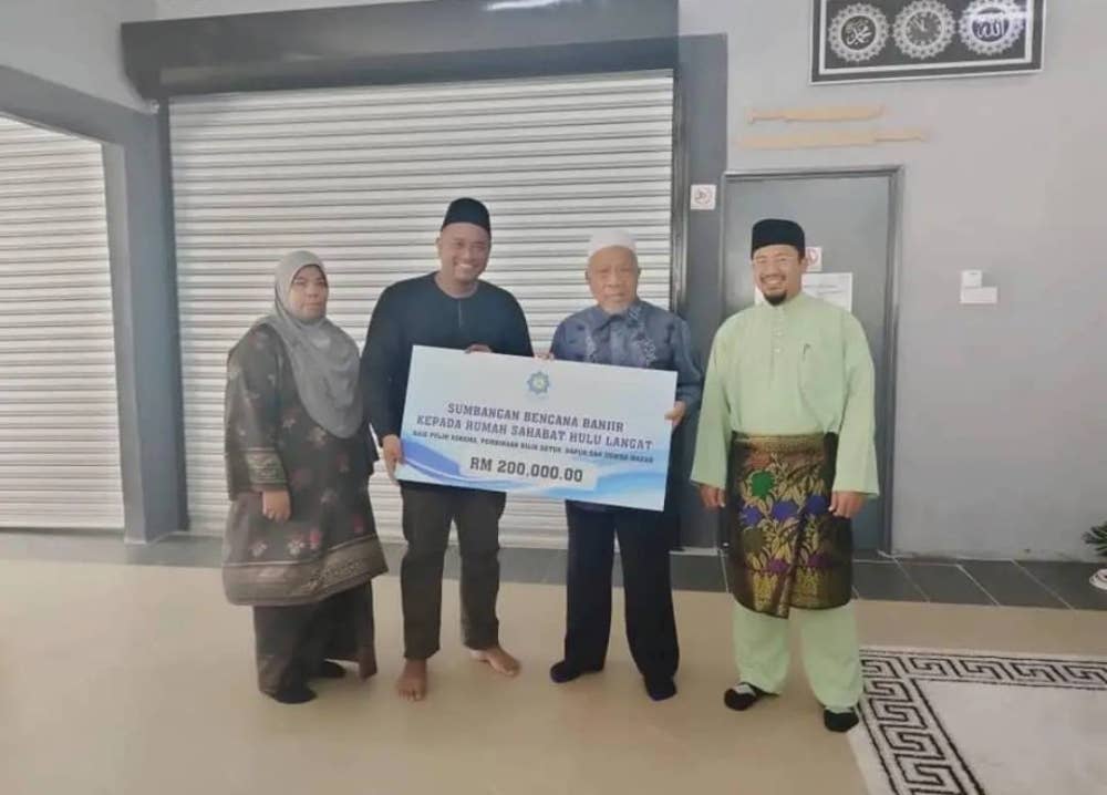 Hashim (dua dari kanan) menyampaikan replika cek kepada Ketua Pegawai Pengurusan dan Pentadbiran Rumah Sahabat, Mohd Asyraf Amri (dua dari kiri) pada Majlis Simbolik Penyerahan Sumbangan Bantuan RM200,000 di Rumah Sahabat, Hulu Langat di sini pada Jumaat.