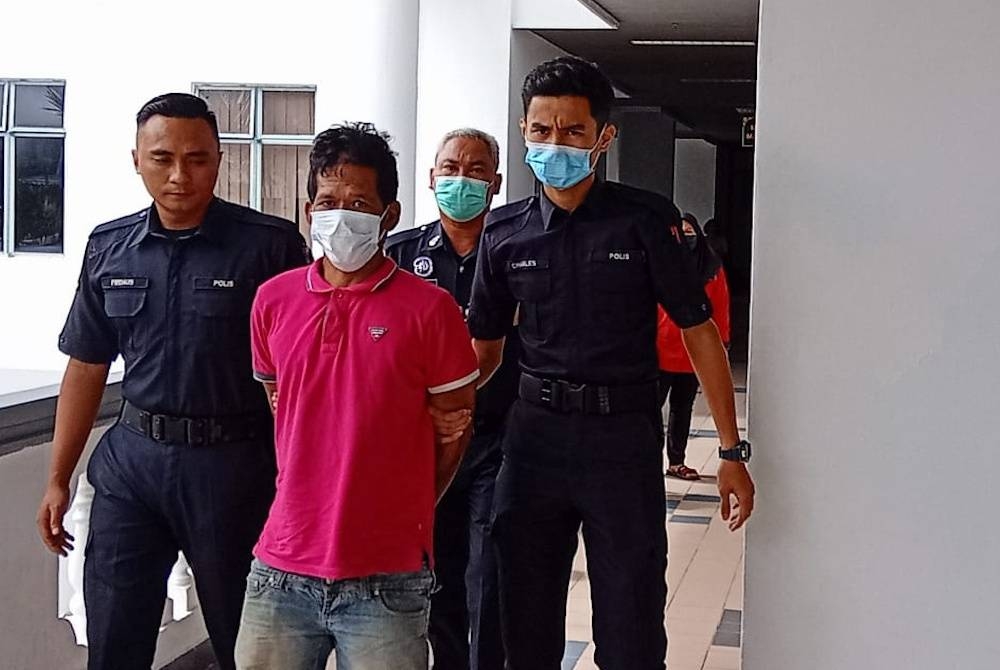 Kamal (dua dari kiri) ketika dihadapkan di Mahkamah Majistret pada Jumaat.