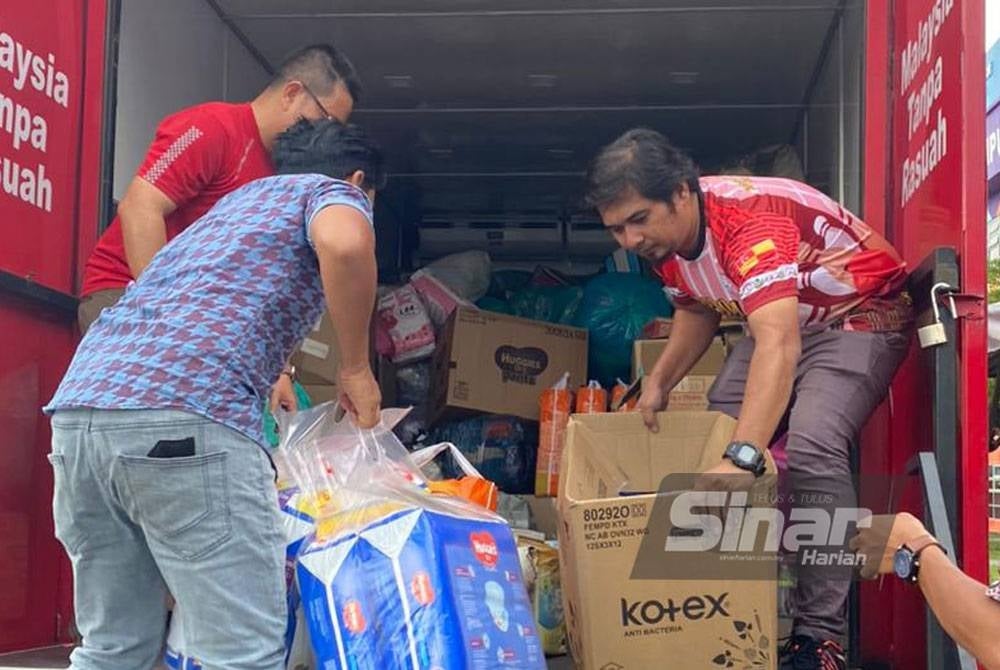 Barangan-barangan yang disumbangkan dimasukkan ke dalam lori untuk dihantar ke Kelantan dan Terengganu.
