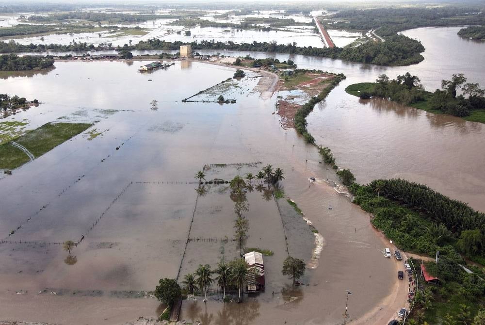 Situasi banjir di beberapa daerah Kelantan yang terjejas banjir. - Foto Bernama