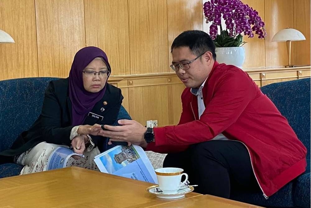 Tian Soon (à droite) a rencontré le Dr Zaliha (à gauche) pour discuter de divers efforts visant à améliorer la santé à Johor.