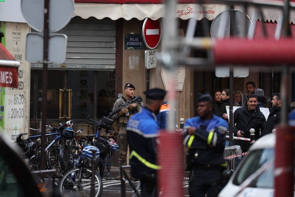 Polis mengawal lokasi insiden tembakan di Rue d'Enghien di Paris. - AFP