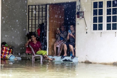 Beberapa penduduk Kampung Wakaf Stan 'terperangkap' di kawasan rumah mereka yang dinaiki air. - Gambar hiasan. Foto: Bernama
