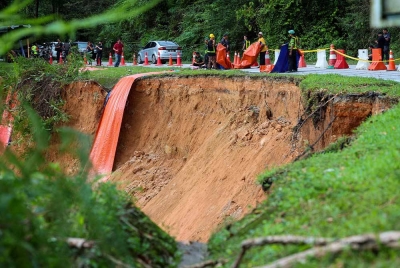 Jalan Batang Kali-Genting Highlands ditutup selama setahun bagi kerja-kerja pemulihan cerun. - Foto Bernama