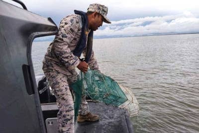 Anggota Zon Maritim Kuala Kedah merampas bubu naga yang dipasang di sekitar perairan Yan pada Khamis.