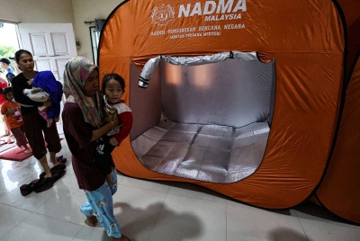 Sebahagian mangsa banjir yang ditempatkan di PPS di Dewan Kampung Bedaun, Santubong pada Jumaat.- Foto Bernama