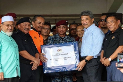 Mohamad (dua dari kanan) melawat PPS mangsa banjir di Sekolah Kebangsaan Banggol Peradong di Kuala Terengganu, pada Jumaat.