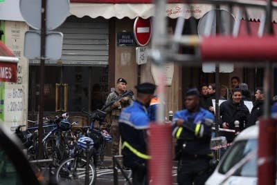 Polis mengawal lokasi insiden tembakan di Rue d'Enghien di Paris. - AFP