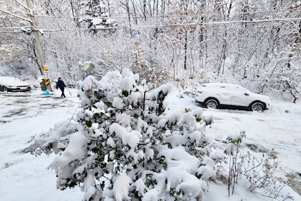 Sebuah kereta dilitupi salji tebal ketika suhu sejuk melanda Korea Selatan. - Agensi