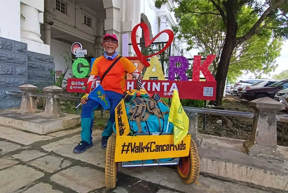 Mukhlis bersama troli berisi beg, khemah dan barangan keperluannya sepanjang ekspedisi berjalan kaki.