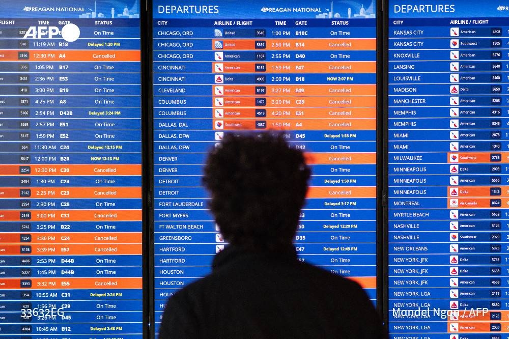 Ratusan penerbangan dibatalkan pada pagi Jumaat di Barat Laut Pasifik AS kerana ais dan ribut salji. - Foto AFP