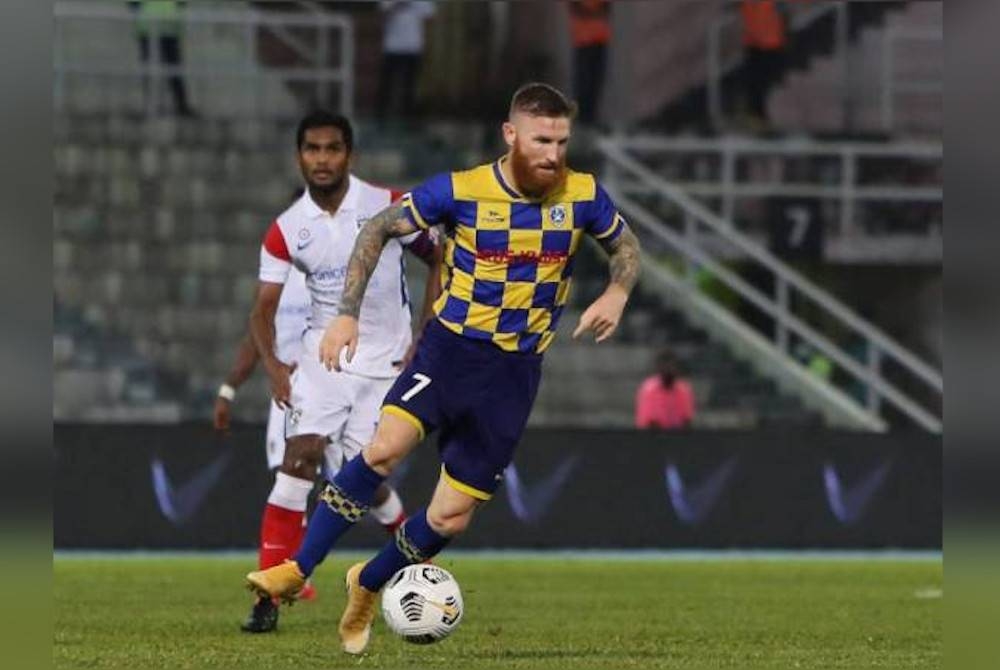 Lee Tuck (depan) sempat beraksi dua perlawanan dalam saingan Liga M musim ini selepas mendapat kewarganegaraan pada Ogos. - Foto Agensi