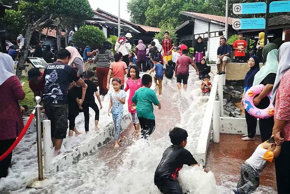 Fenomena air pasang besar berkenaan nyata menarik minat ramai pengunjung ke Taman Negara Tanjung Piai, pada Sabtu.