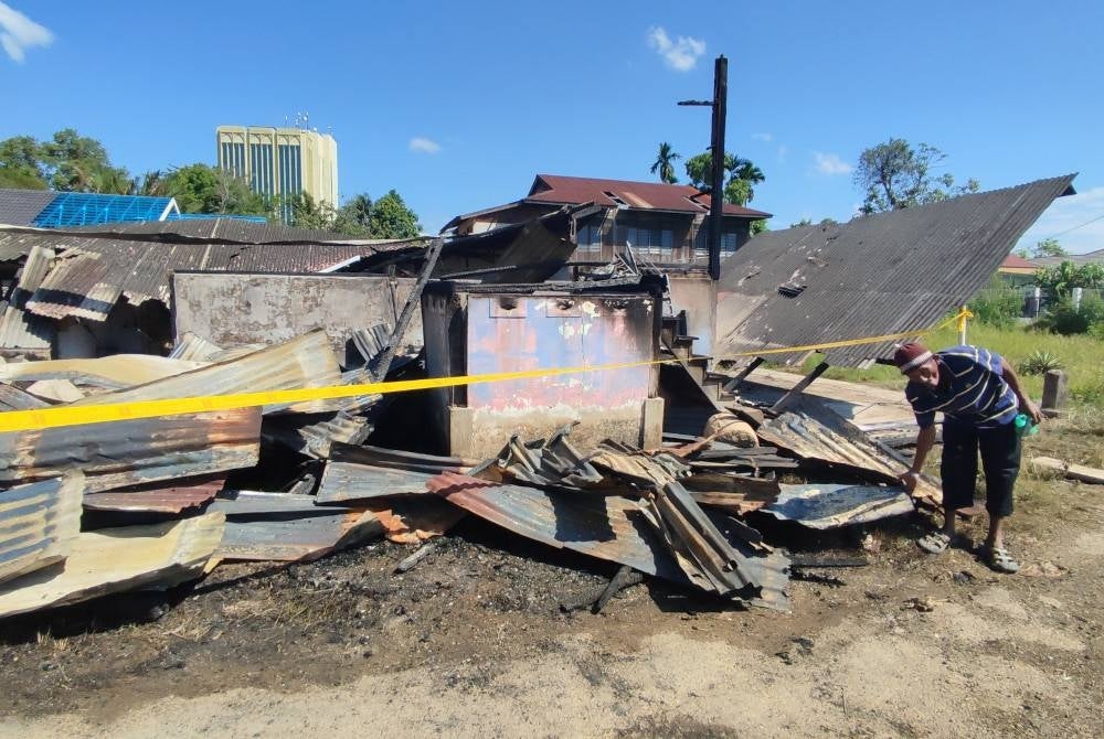 Kamal memeriksa keadaan rumahnya di belakang Masjid Al-Irfan, Derga, Alor Setar yang terbakar pada Jumaat.