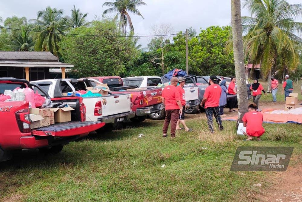 Barangan keperluan diagihkan menggunakan pacuan empat roda.