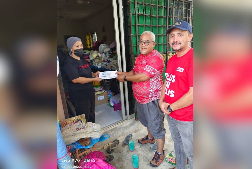 Antara mangsa banjir yang menerima sumbangan daripada MySinar