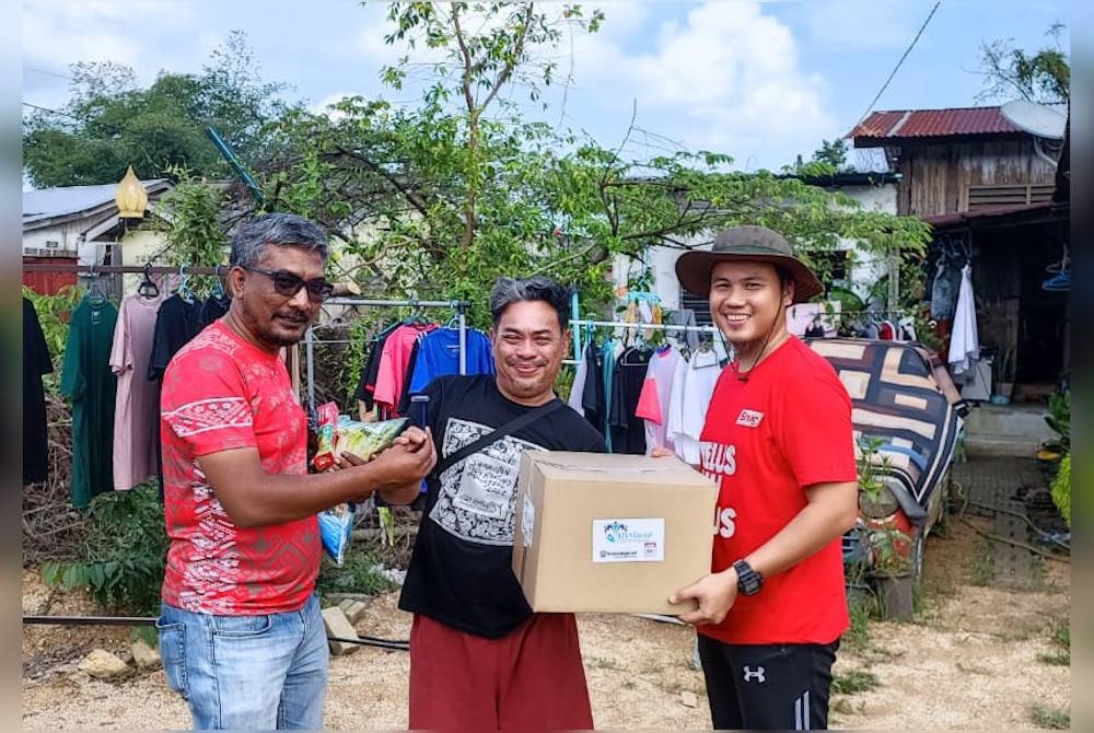 Mangsa banjir menerima sumbangan bantuan barangan daripada MySinar pada Sabtu. - Foto Rosdi Md Hasan