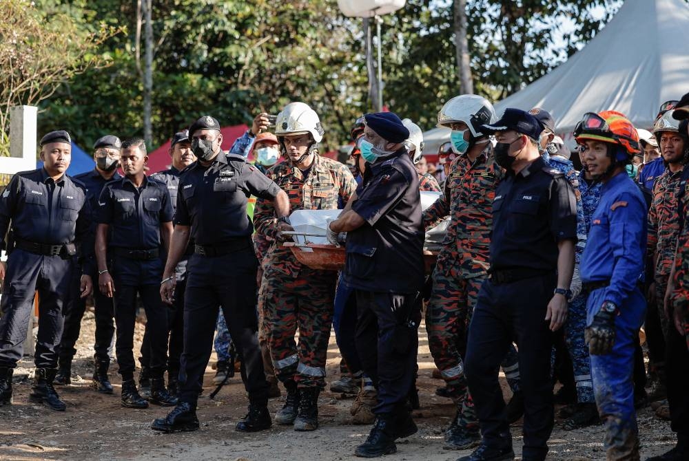 Mayat terakhir mangsa tragedi tanah runtuh di tapak perkhemahan ditemukan anggota penyelamat pasukan SAR. - Foto Bernama