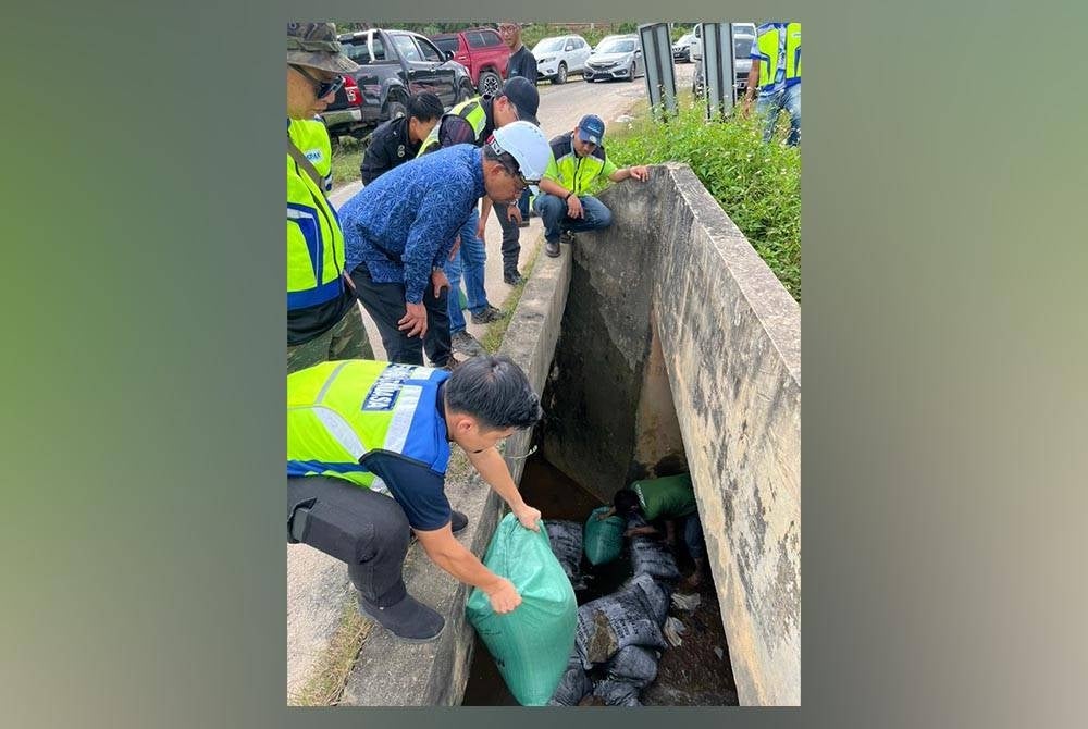 Zaini ketika mengadakan tinjauan di Hilir Sungai Limau Manis di Kampung Sungai Buah.
