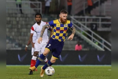 Lee Tuck (depan) sempat beraksi dua perlawanan dalam saingan Liga M musim ini selepas mendapat kewarganegaraan pada Ogos. - Foto Agensi