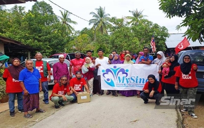 Sukarelawan MySinar yang menjalankan Misi Bantuan Banjir MySinar 2022 di sekitar Pasir Puteh.
