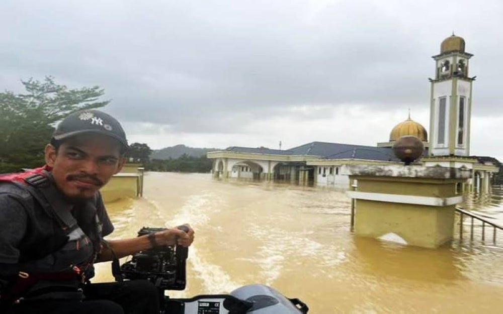 Azwan menjalankan misi menyelamat di Masjid Durian Mentangau, Dungun.