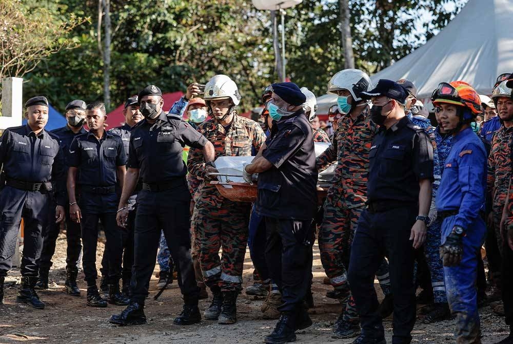 Le dernier corps de la victime de la tragédie du glissement de terrain au camping Father's Organic Farm, Gohtong Jaya ici, a été retrouvé samedi par des membres de l'opération de recherche et de sauvetage (SAR).  - Photo nommée.