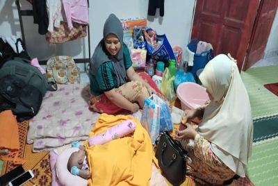 Ibu yang baru bersalin 14 hari terpaksa berendam banjir selama lima jam sebelum berjaya diselamatkan.