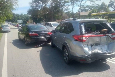 Keadaan kereta Honda Accord dipandu Awaludin yang terlibat nahas tiga kenderaan di Kilometer 27, Jalan Seremban–Tampin di sini pada Sabtu.